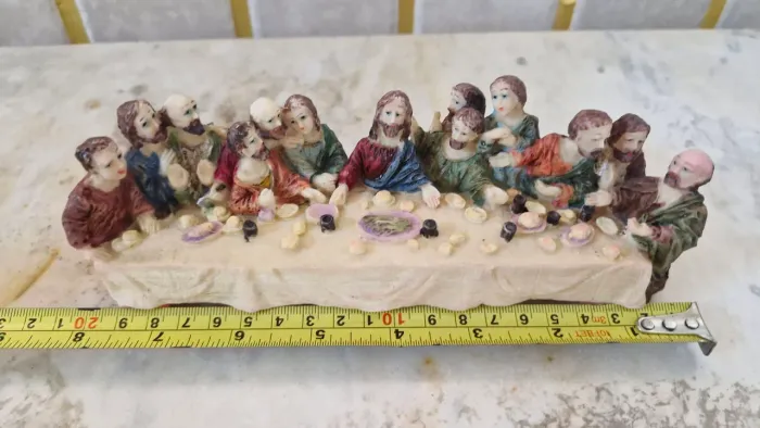 Escultura decoração Santa Ceia Jesus e os apóstolos. 20 cm de largura . Colorida