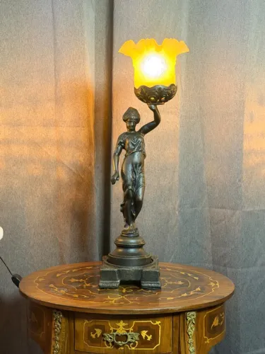 Luminária / Abajour Antiga Em Metal Fundido - Escultura Feminina / Cúpula Tulipa