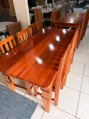 Linda mesa de madeira R$2.100,00