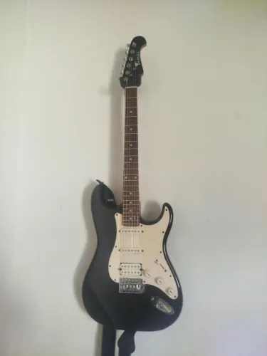 Guitarra Eagle Stratocaster com Humbucker (pedaleira cuvave baby opcional)
