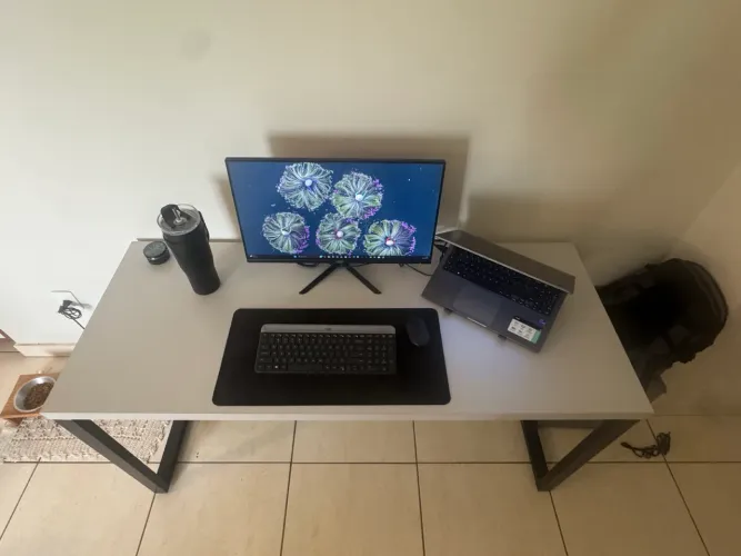 Mesa de escritório em ótimo estado