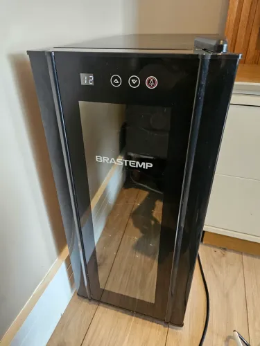 Adegas climatizada para 12 garrafas - muito elegante para sua casa
