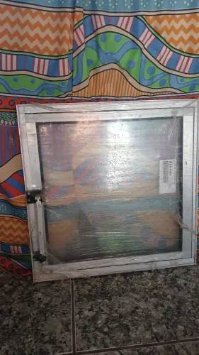 Vendo janela 50×50 vidro canelado