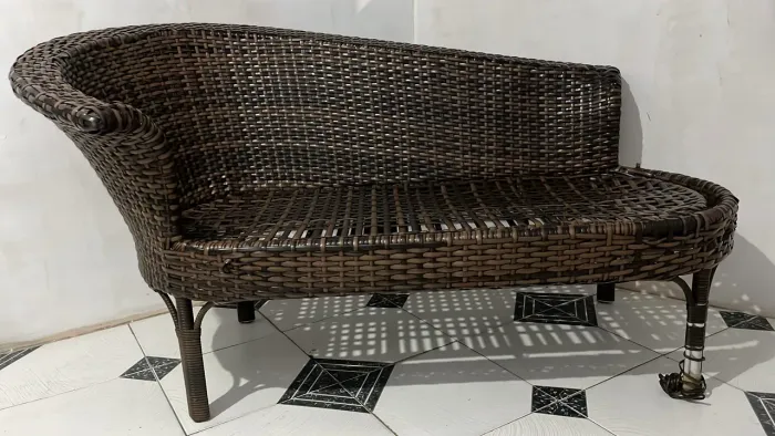 Sofá de fibra sintética / rattan usado conservado