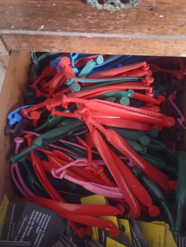 Vendo correias para chinelos tipo havaianas varios tamanhos e cores 5 reais o par