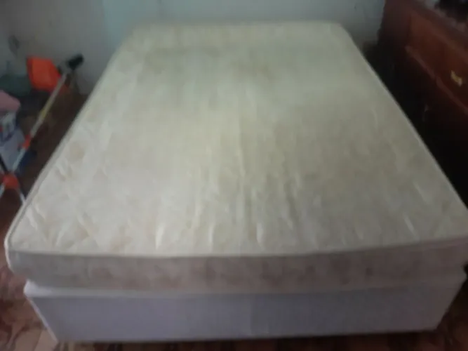 Vendo cama box com colchão 