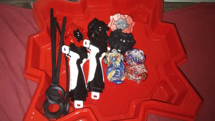 4 beyblades burst,4 lançadores e uma arena de batalha (obs:as beyblades já são montadas)