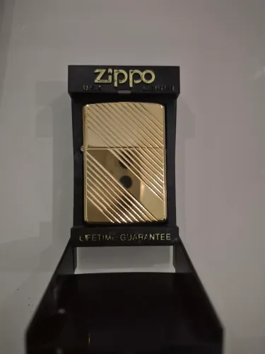 Isqueiro Zippo Engine Turned Brass / Diagonal Lines - Com Certificado e Garantia Vitalícia