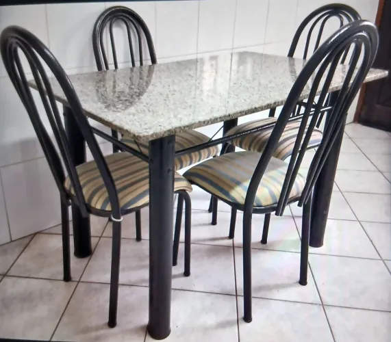 Vendo mesa pra cozinha com pedra de mármore preta e 4 cadeiras.