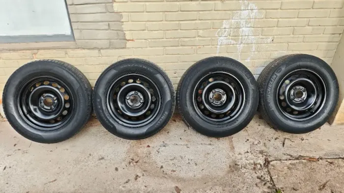 Jogo de Rodas de Ferro Aro 15 Ford (4x108) + Pneus 205/65 (Michelin/Pirelli)