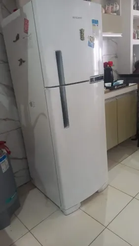 Uma geladeira brastempe