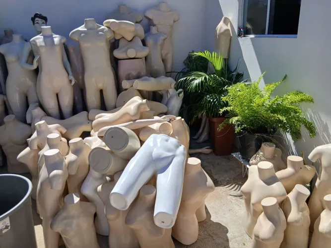 Oportunidade pra você ganhar dinheiro,vendo todos esses maniquim por somente r$=400,00