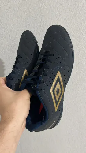 Chuteira seminova Umbro TAM 40