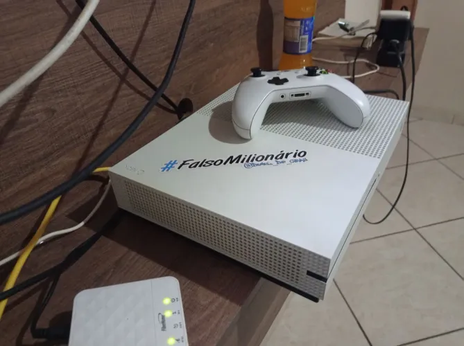 Vende se , vídeo game Xbox one S 1 tera , modelo branco