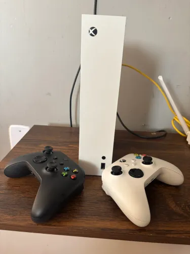 Xbox Series S + 2 Controles Originais ? Semi-novo
