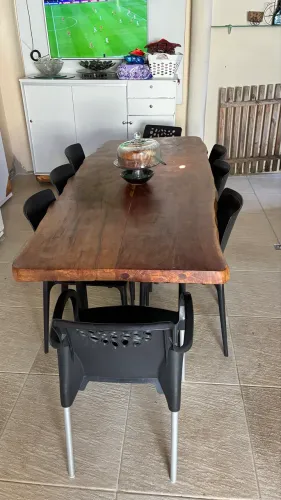 Mesa de madeira com pé de metalon com cadeira