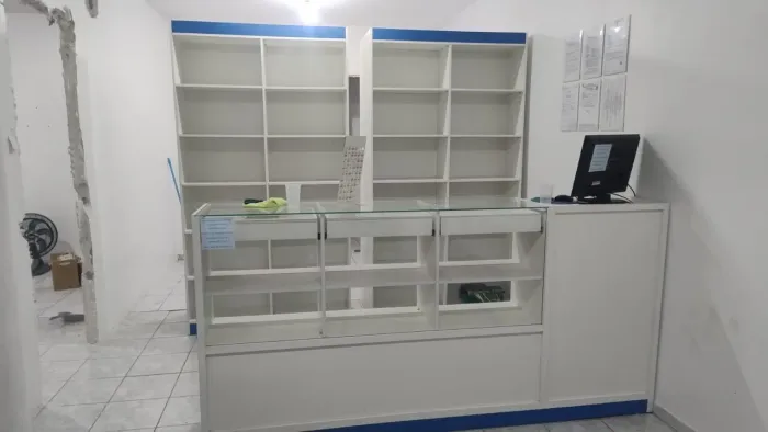 Prateleiras gôndolas drogaria