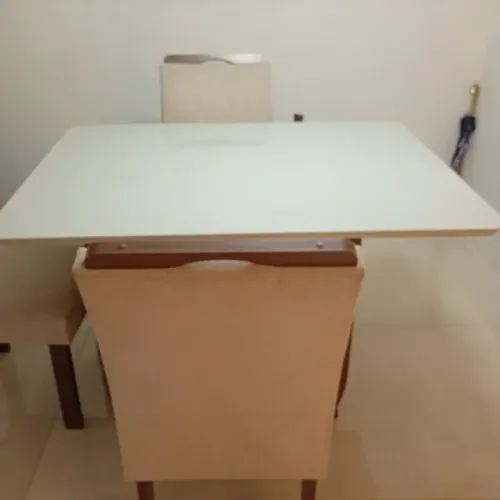 Mesa de jantar 4 cadeiras com estofados semi nova