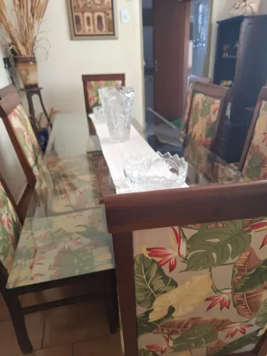 Mesa de jantar com tampo de vidro oito cadeiras de madeira