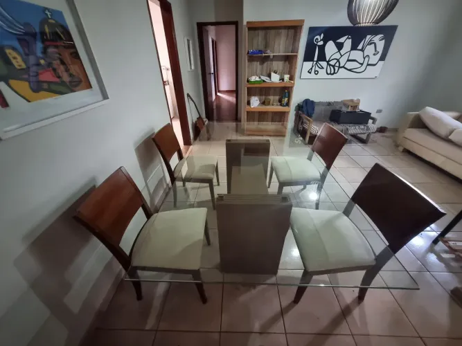 Mesa de jantar com 4 cadeiras.