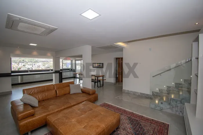 Luxuosa Casa em São Bento, BH: Conforto e Elegância