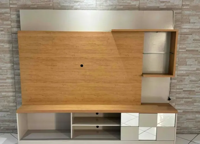 Painel para TV 1,90m x 2,20m - Muito Conservado