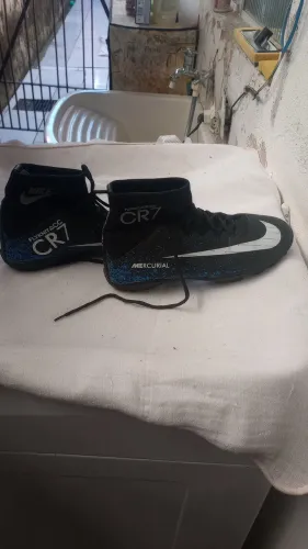 Vende se uma chuteira 38