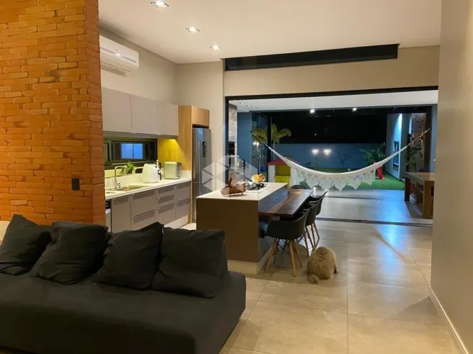 Casa Semi-Mobiliada com 4 Quartos no Campeche - Florianópolis/SC | Conforto e Espaço