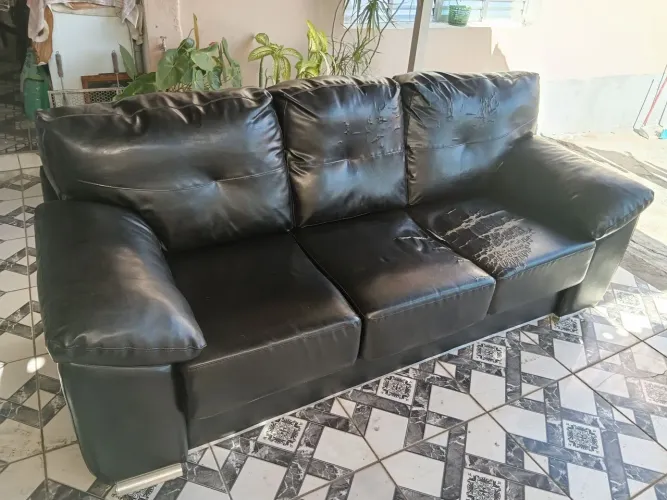 Sofá de Couro 3 Lugares Com Detalhes!