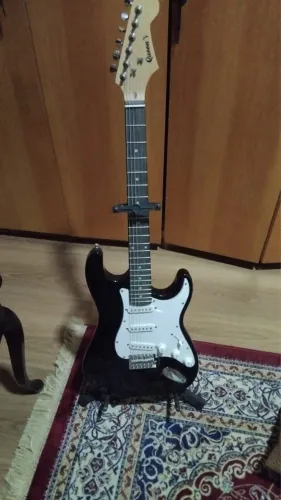 Guitarra elétrico stratocaster da queen's com amplificador cabo e suporte