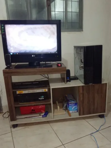 01 Rack c/ rodinhas + 01 TV 26" + 01 PC