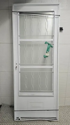 Porta de aço 2,15 x 0,85 com abertura de vidro - Nunca usada