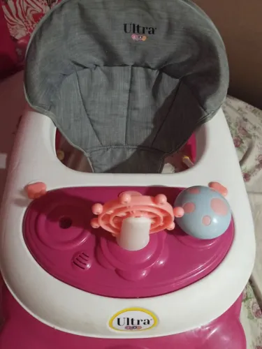 Andajá rosa,retrátil,3 alturas , musical ,rodas de silicone com freio, com aparador de pes