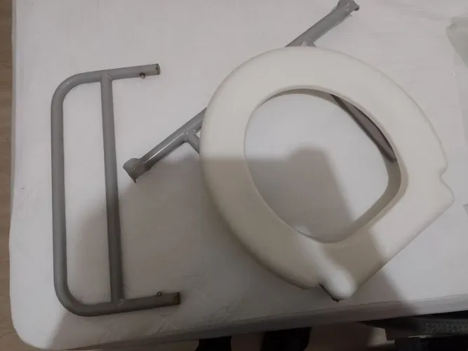 Cadeira de banho com acento removível e dobrável.