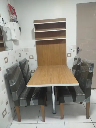 Mesa para sala de janta já com cadeiras