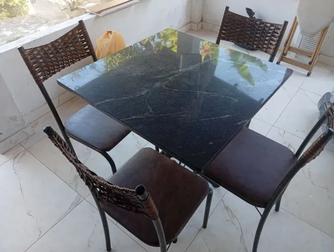 Vendo uma mesa de mármore aconchegante, simples e moderna