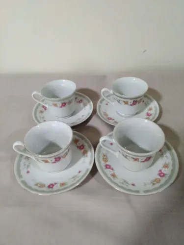 JOGO COM 4 XÍCARAS DE CAFÉ PORCELANA BRANCA COM MOTIVOS FLORAIS