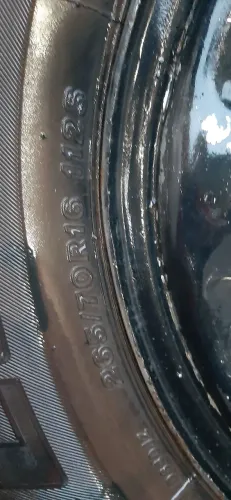 Vendo pneu com aro 16 de ferro .pneu mais de meia vida ideal para hilux F1000  250 reais