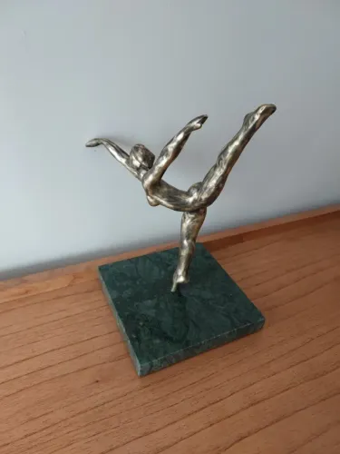 Belíssima Escultura feminina mulher bailarina em bronze
