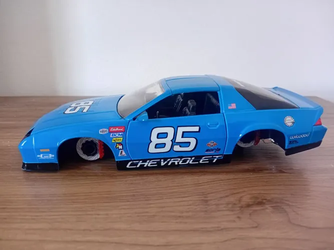 Miniatura 1:24 Jada Camaro. Sem rodas.