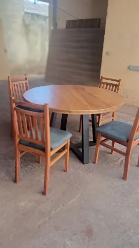 Mesa de madeira maciça com pé de aluminio