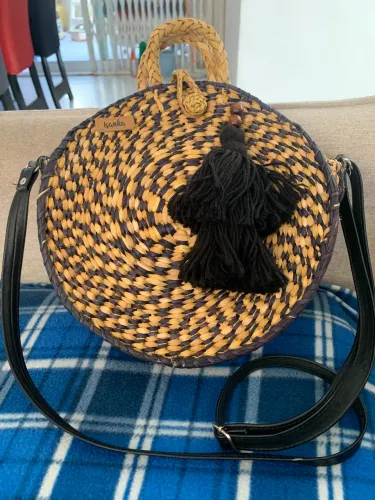 Bolsa Isankea Redonda Artesanal de Palha com Tassel Preto