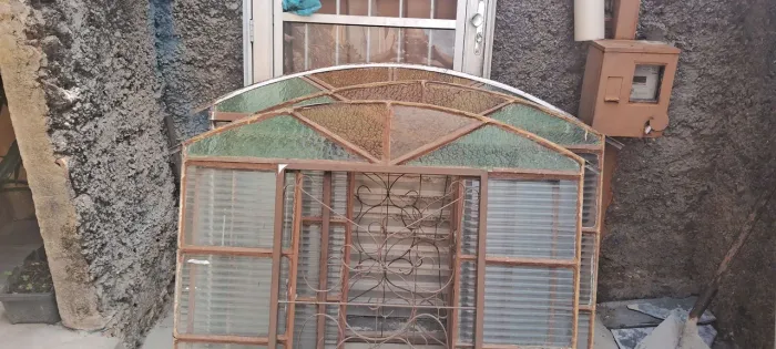 Janelas com grade e porta de alumínio