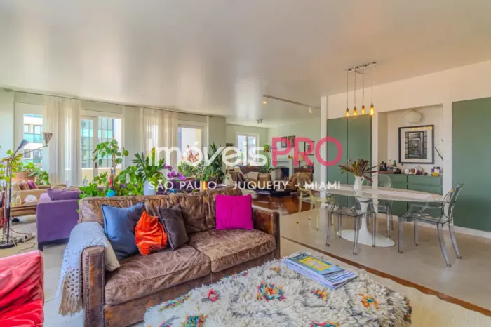 Apto de 246m² com 4 suítes e 4 vagas em Pinheiros.
