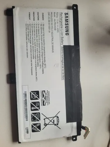 bateria recarregável de Íon-Lítio original da Samsung, com o modelo/part number AA-PBUN3AB
