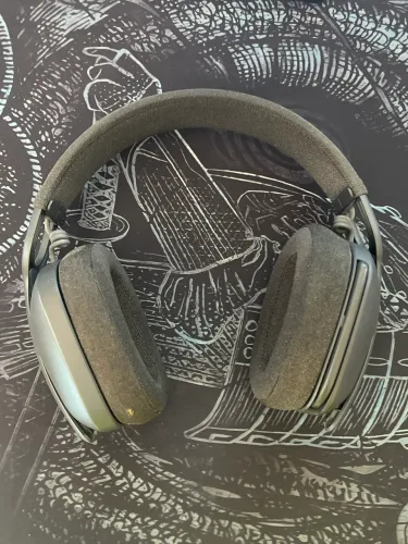 Headset: Logitech Zone Vibe 100