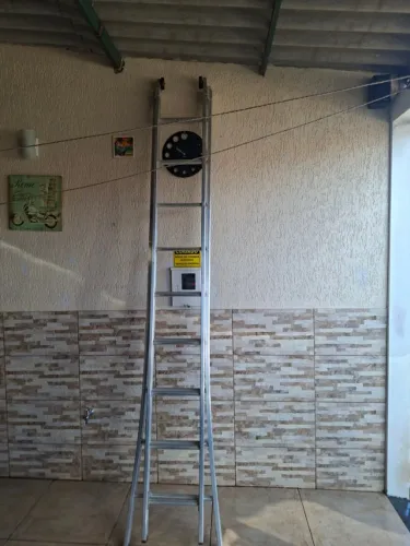 vendo escada grande em aluminio com 2 partes de 9 degraus chegando ate 6 metros de altur