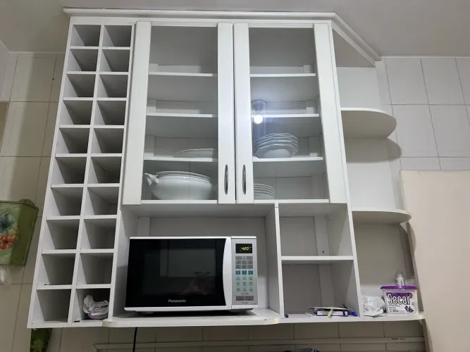 Vendo armário de cozinha cristaleira em MDF branco e vidro transparente.