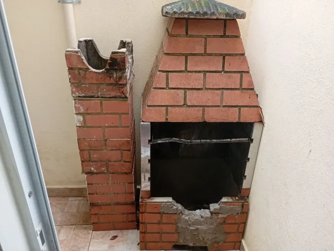 Estou vendendo está churrasqueira por 80 reais.(Motivo) Está ocupando espaço