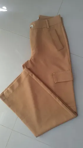 Calça alfaiataria modelo Wide leg Cargo pouco uso. Tecido de qualidade ótimo caimento. 